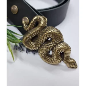 Cinturón de piel negro con hebilla serpiente